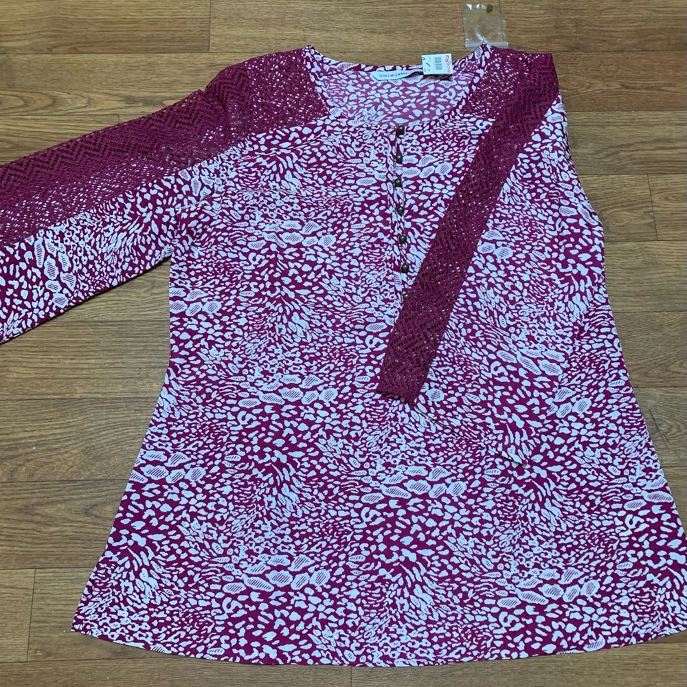 Women's Isaac Mizrahi Burgundy Patterned Top size small NWT